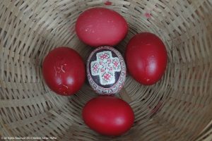 Ou încondeiat cu cruce şi 4 ouă roşii, Paşti, Învierea Domnului, tradiţie românească