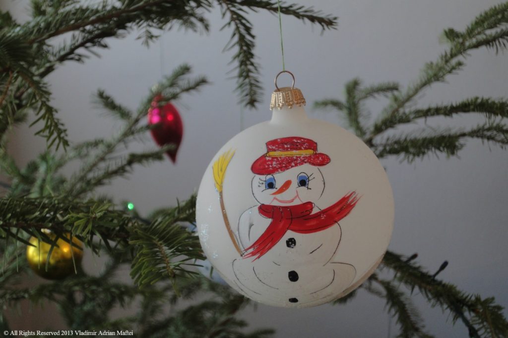 Glob cu om de zăpadă pictat manual, brad, Crăciun, Naşterea Domnului. Tradiţii şi obiceiuri la români