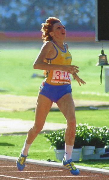 Doina Melinte alergând în 1984, alergătoare română de talie internaţională, medaliată olimpică şi mondială