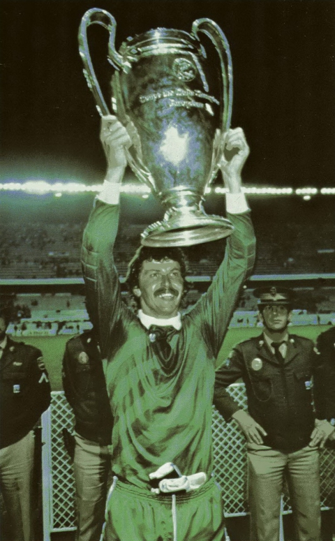 Helmut Duckadam (Steaua Bucureşti) ridicând Cupa Campionilor Europeni în 1986; un portar de talie internaţională